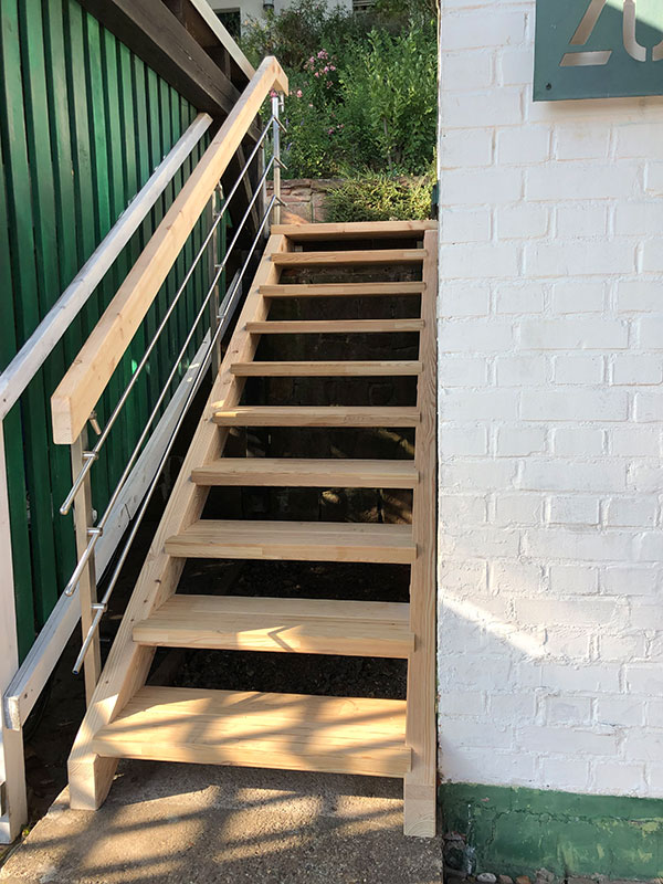 Holztreppe aus Lärche Holztreppe aus Lärche