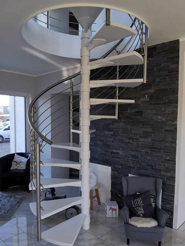 Spindeltreppe mit weißen Stufen Spindeltreppe mit weißen Stufen